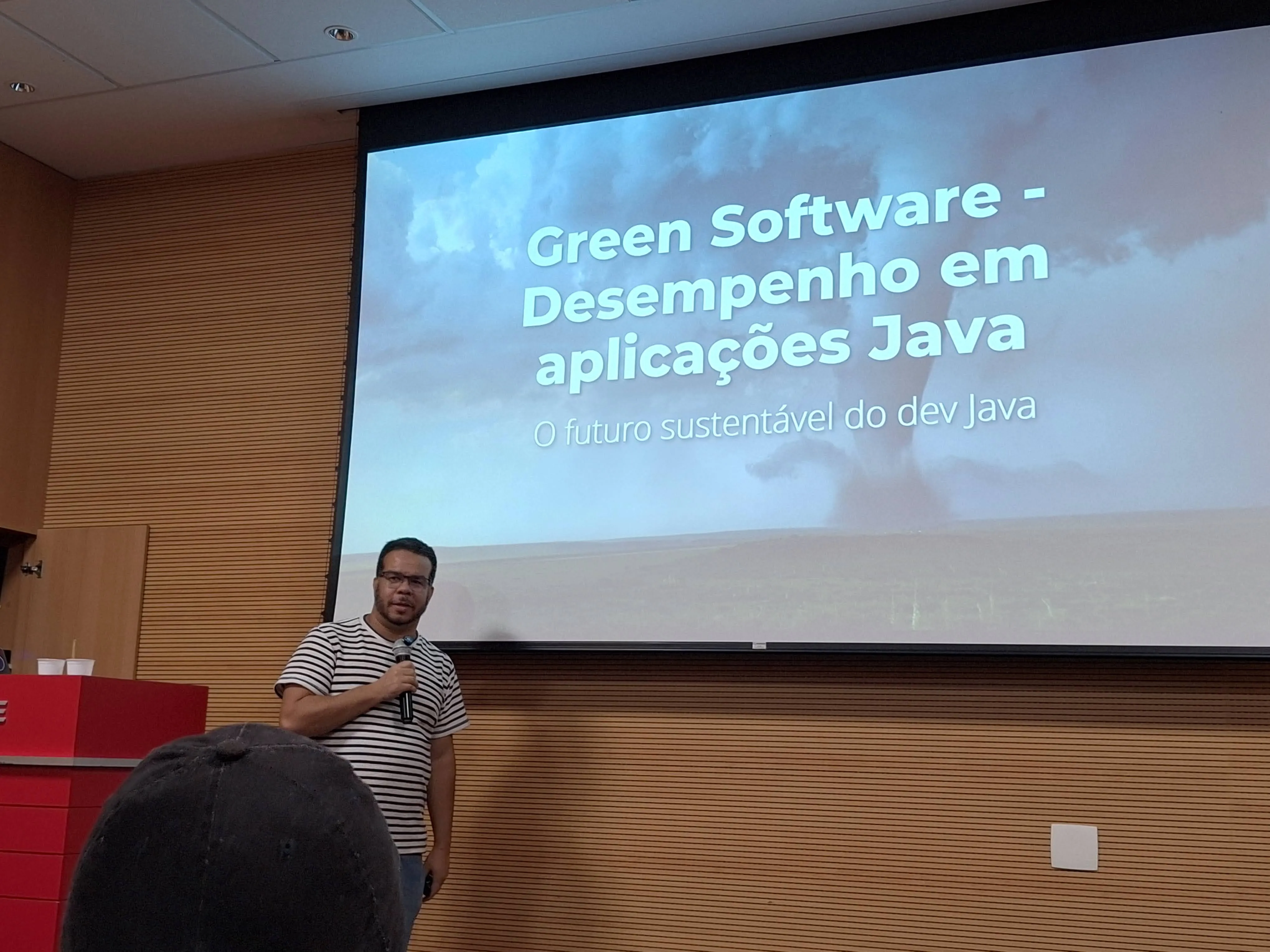 Leandro Marques palestrando no SouJava